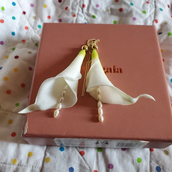 Cult Gaia Calla Earring White - Picture 2 of 9